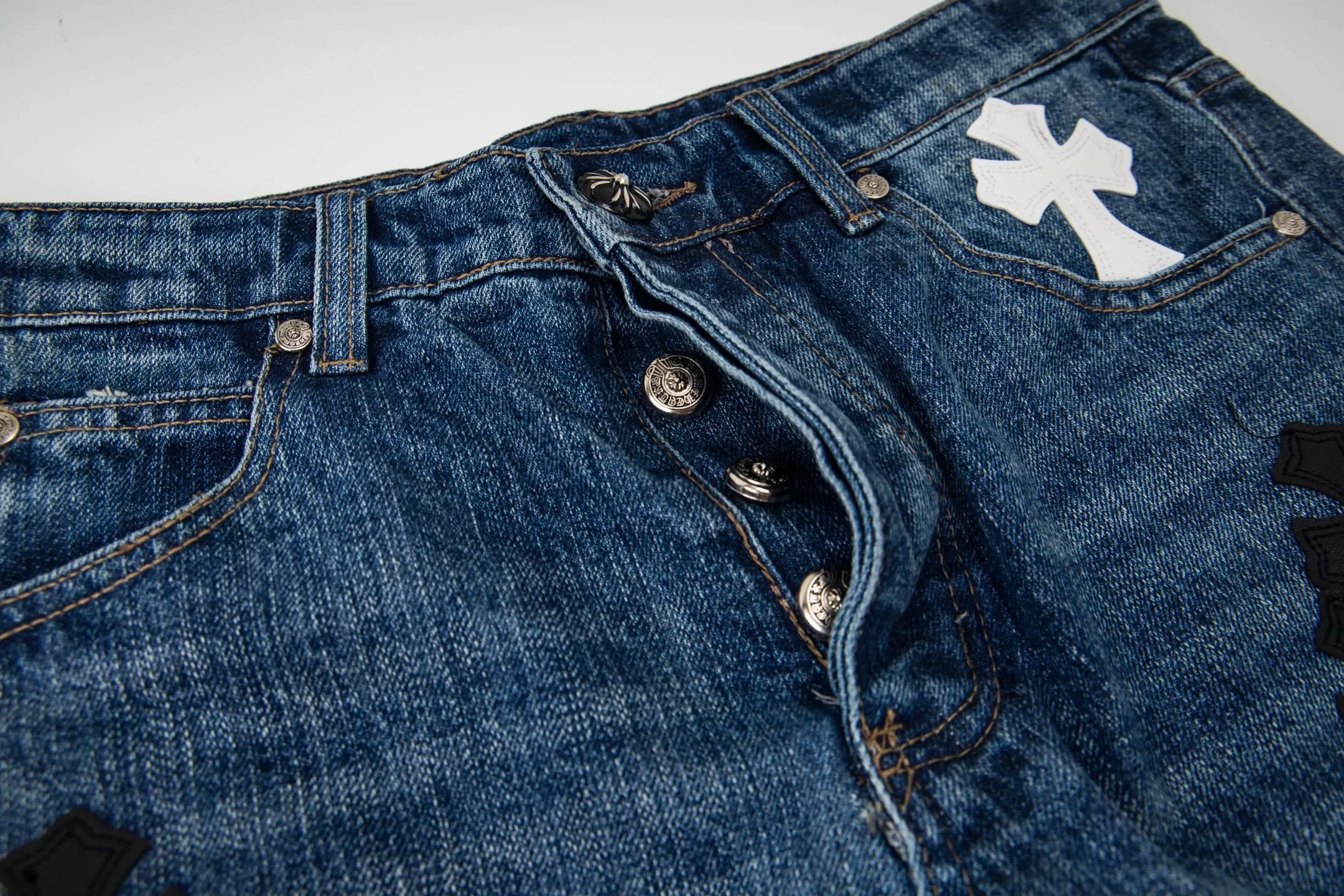 P240 Chrome Hearts Chrome Hearts blue pants, black and white multi-leather jeans, multi-leather label work jeans, ch jeans, all need to be washed and then disassembled and hand-stitched with sheepskin cross leather and then spliced to complete. The whole process is too complicated to describe. About Chrome Hearts This is an extremely luxurious fashion brand that can also be called the nobility of the high street. It has always been an exclusive brand for some hipsters or rich second generations. Compared with ordinary high streets, it is more luxurious and noble. Compared with luxury brands, it is more fashionable and individual. It has always been a brand that I have a special liking for. Style number: 1790# Color: blue Size: 28 30 32 34 36